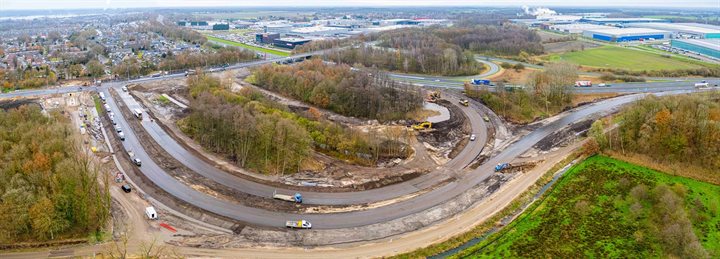 Luchtfoto van werkzaamheden aan de N270, op de foto werkt men aan de aanleg van de nieuwe op- en afrit van de A73