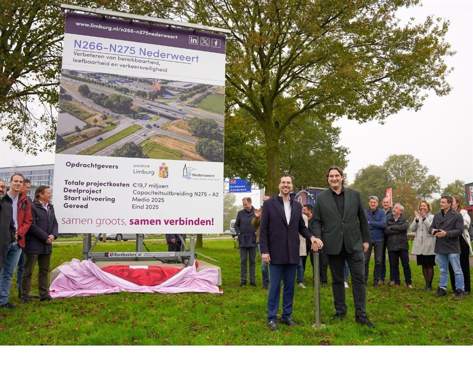 Wethouder Franssen en gedeputeerde Kuntzelaers onthullen het bouwbord voor de werkzaamheden aan de N266-N275 Nederweert.