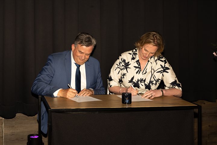 Gouverneur Emile Roemer en burgemeester Inge van Dijk zetten hun handtekening