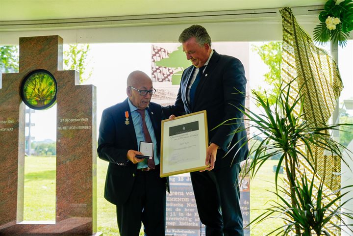 André Simon krijgt de gouverneurspenning uit handen van gouverneur Emile Roemer