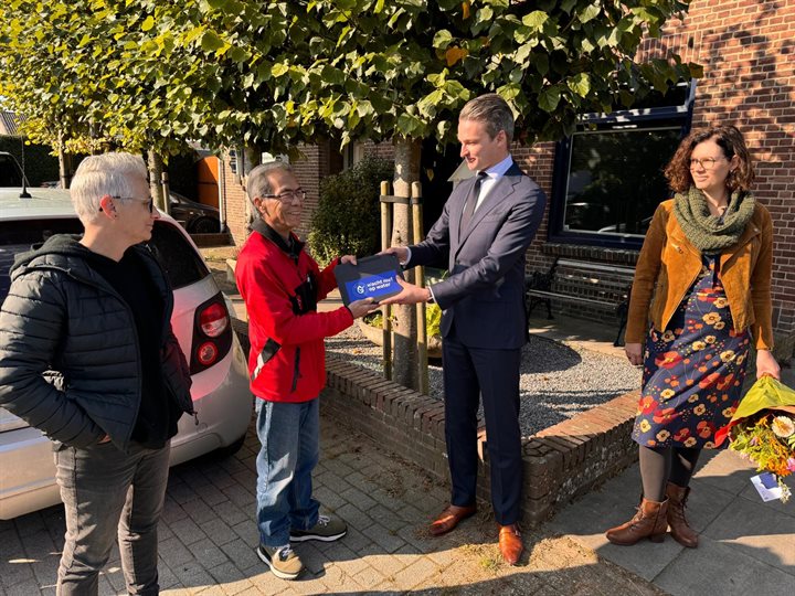 Van links naar rechts: mevrouw Frints (bewoonster), John Kwee (Woonwijzerwinkel Limburg), Michael Theuns en Vanessa de Rond (gemeente Meerssen)