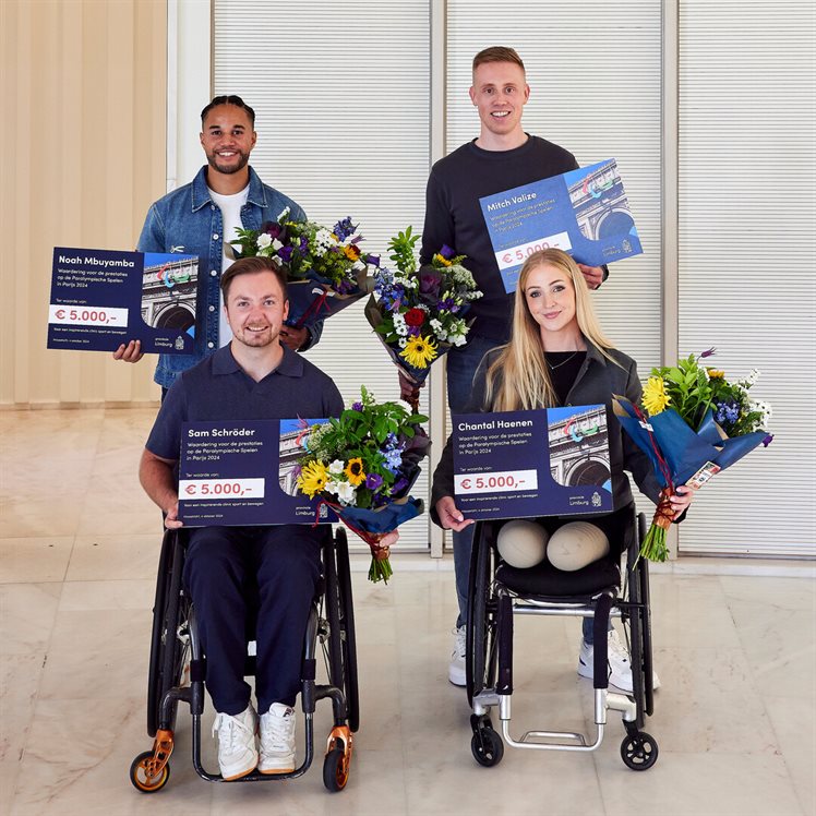 Noah Mbuyamba, Mitch Valize, Sam Schröder en Chantal Haenen ontvingen een cheque van vijfduizend euro