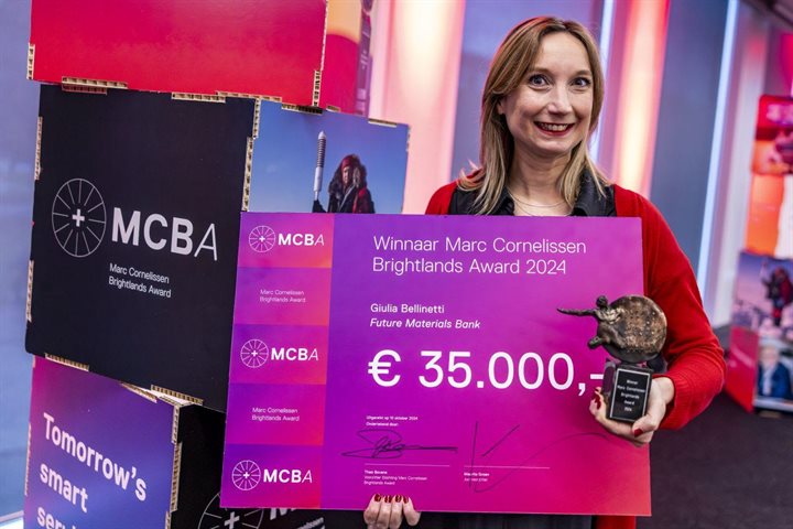 Giulia Bellineti met de prijs, een cheque van 35.000 euro