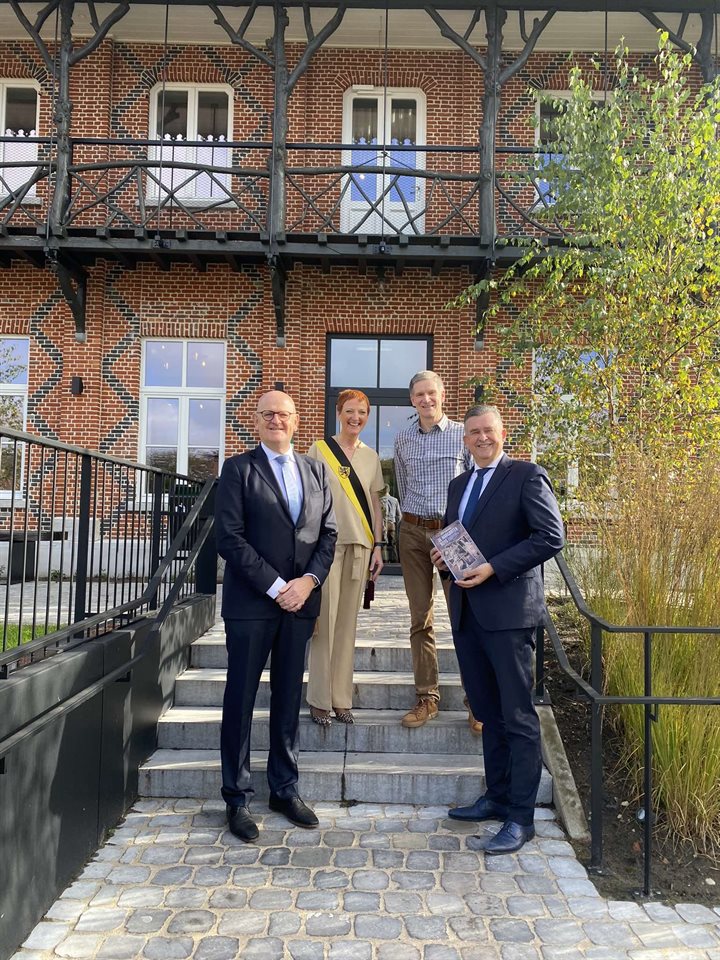 Gouverneurs Lantmeesters en gouverneur Roemer bij hun bezoek aan Liberation Garden