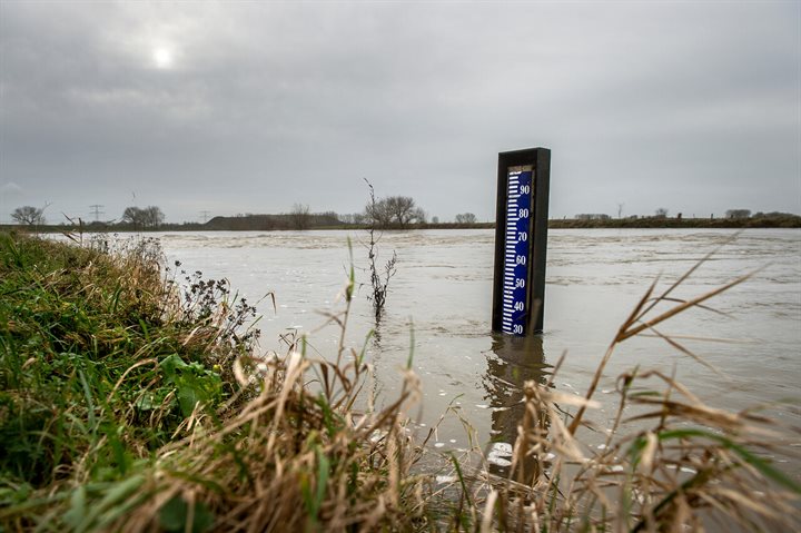 Hoge waterstand in de Maas, watermeter toont 30 meter boven NAP