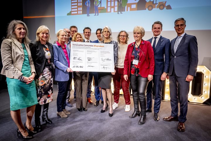 Tijdens de Woontop hebben minister Keijzer, gedeputeerde Michael Theuns, Ger Peeters (directeur-bestuurder van Wonen Limburg) en Rob Wanten (wethouder Peel en Maas) namens alle betrokken partijen hun handtekeningen gezet onder de intentieverklaring.