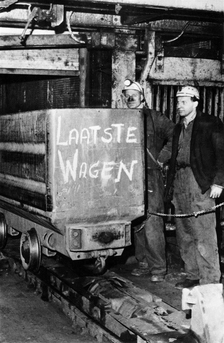 Voordat in 1974 de allerlaatste steenkolenmijn in Nederland sloot - de Oranje-Nassau I-mijn in Heerlen - gingen er andere sluitingen aan vooraf. Op de foto zien we de laatste lading steenkolen uit staatsmijn Hendrik in 1966. Bron: ANP / Nationaal Archief