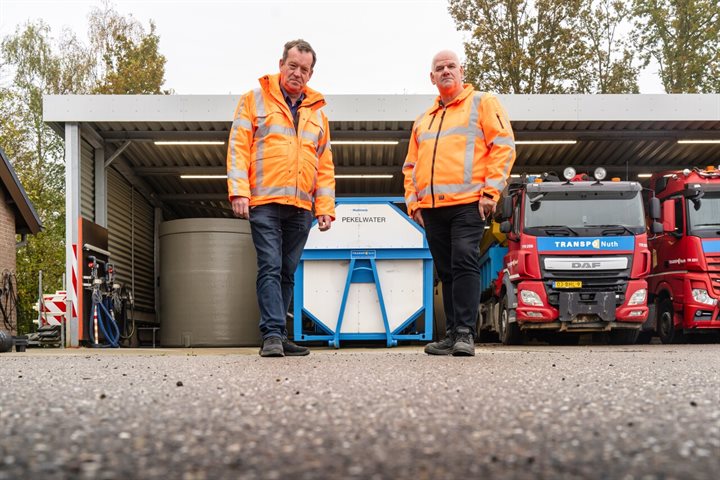 Ron en Paul poseren voor een ton pekelwater en strooiwagens